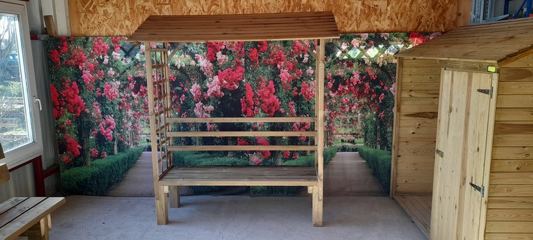 Banc couvert avec treillis