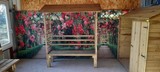 Banc couvert avec treillis